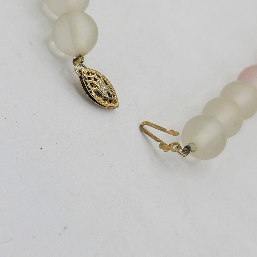 Frosted glass beaded necklace w/ pink faceted accents, brass spacers 80s Vintage - Picture 6 of 13